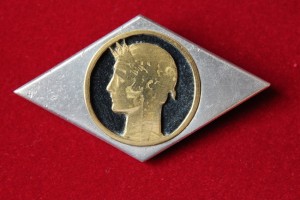 Broche avec une pièce de 1 franc Morlon ajourée