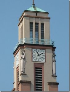 Eglise Ste Jeanne d’Arc – Le campanile (Photo Michel Charbonnier)