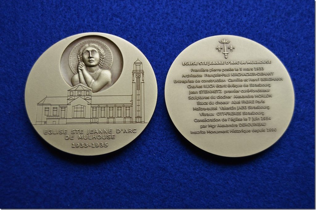 Médaille commémorative de l'église Ste Jeanne d'Arc de Mulhouse (©Photo Michel Charbonnier)