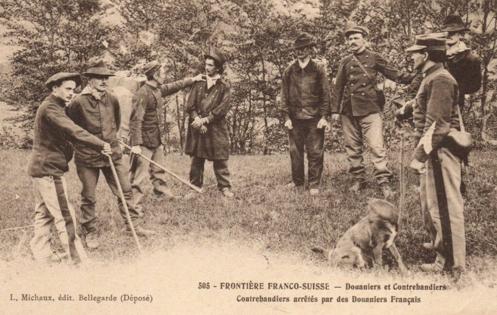 Carte postale ancienne - Contrebandiers arrêtés par des douaniers français